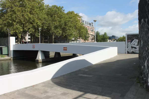 Afbeelding uit: september 2019. De Tulpbrug, brug voor fietsers en voetgangers over de Singelgracht bij het Amstelhotel.