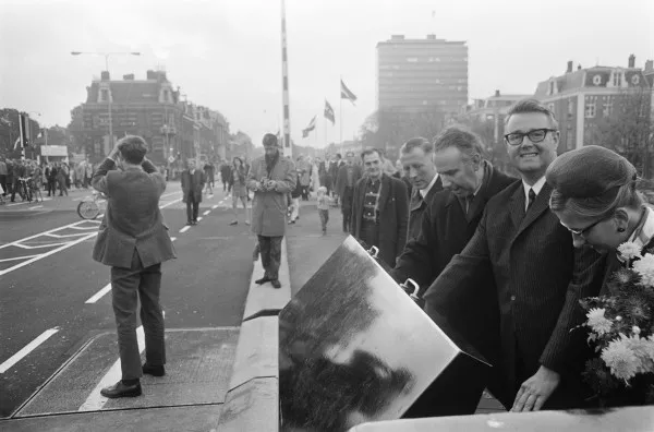 Afbeelding uit: oktober 1969. Wethouder De Wit (met bril) van Publieke Werken opent de brug, op 23 oktober 1969.