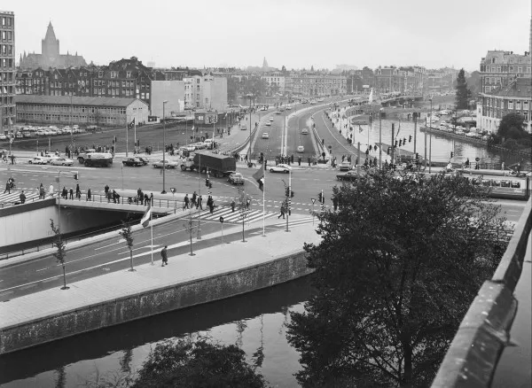 Afbeelding uit: oktober 1969. Op de voorgrond het Rhijnspoorplein, met de nieuwe onderdoorgang. Rechts in de verte de brug.