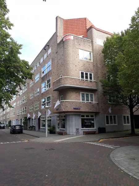 Afbeelding uit: september 2019. Hoek Kromme-Mijdrechtstraat.