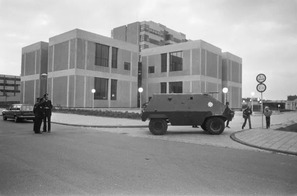 Afbeelding uit: oktober 1975. De laagbouw met de zittingszalen. De politie stond er met een pantserwagen vanwege een proces over een mislukte gijzeling.