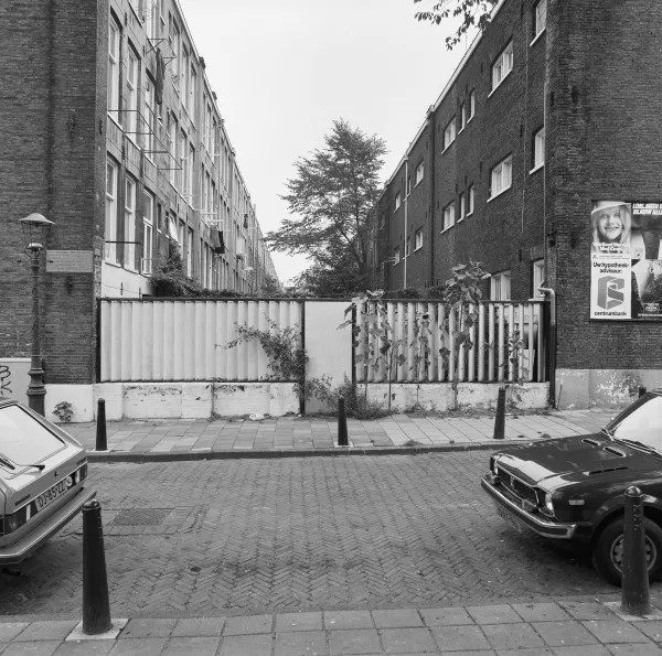Afbeelding uit: oktober 1979. Schutting tussen de blokken aan Marnixkade (links) en Marnixstraat.