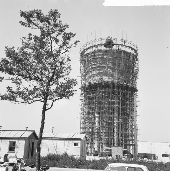 Afbeelding uit: juni 1964. Tijdens de bouw.