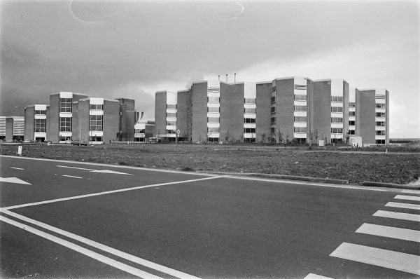 Afbeelding uit: september 1974. Rechts het hoofdgebouw, links het bijgebouw met het personeelsrestaurant, en geheel links de parkeergarage.