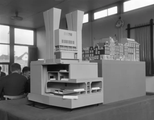 Afbeelding uit: oktober 1964. Maquette van het zuidelijke ventilatiegebouw.