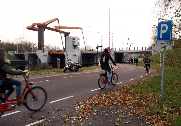 Afbeelding uit: november 2019. Op de Buikslotermeerdijk is een parkeerhaventje gereserveerd voor de brugwachter.