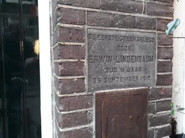 Afbeelding uit: december 2019. "DE EERSTE STEEN GELEGD
DOOR
ERWIN LINDENBAUM
OUD 11 JAAR
25 SEPTEMBER 1912"