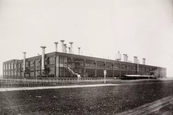 Afbeelding uit: mei 1933. De Fordfabriek aan de Hemweg.
Bron afbeelding: SAA, bestand OSIM00004004133.