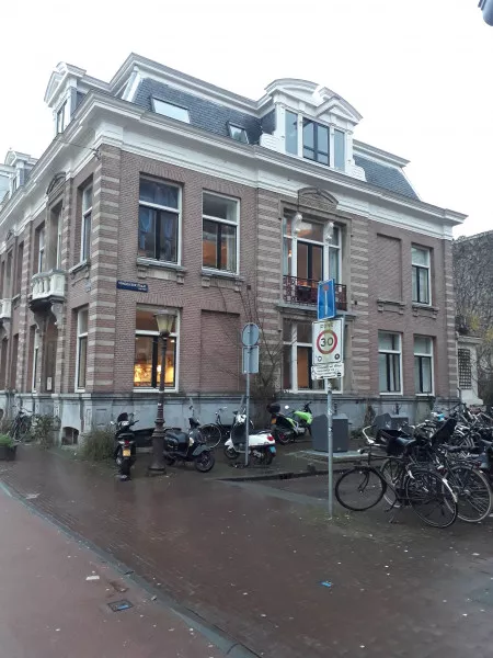 Afbeelding uit: december 2019. Zijgevel, aan de Vondelkerkstraat.