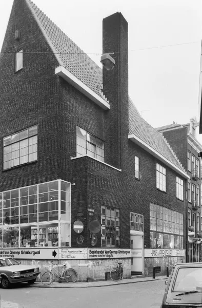 Afbeelding uit: april 1982. Links op de hoek boekhandel Van Gennep, rechts sieradenwinkel Appenzeller. Foto collectie RCE, obj.nr 234.594.