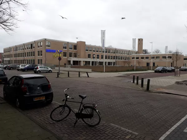 Afbeelding uit: januari 2020. Hoek Jacob Geelstraat (links) - Nicolaas Japiksestraat. De nieuwe hoofdingang.
