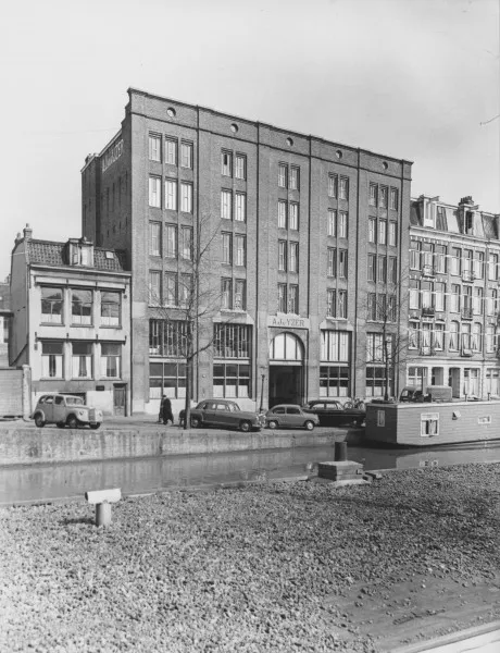 Afbeelding uit: circa 1960. Het pand aan de Nieuwe Prinsengracht dat E.M. Rood ontwierp voor van Van IJzer.