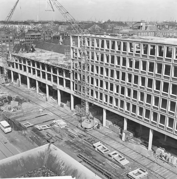 Afbeelding uit: april 1964. Tijdens de bouw. Er werd gewerkt met geprefabriceerde betonelementen.