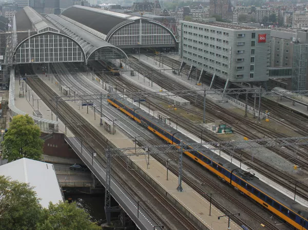 Afbeelding uit: september 2014. De onderste helft van de foto toont een deel van het viaduct. Enkele perrons liggen er gedeeltelijk op.