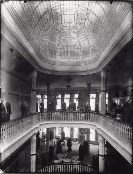 Afbeelding uit: circa 1915. Interieur, eerste en tweede verdieping.
Bron afbeelding: SAA, bestand B00000002716.