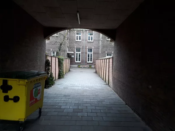 Afbeelding uit: februari 2020. De poort naar de binnenplaats met school.