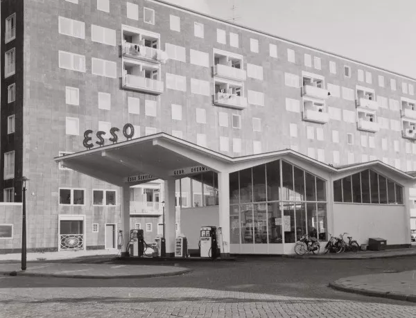 Afbeelding uit: september 1960. Het oostelijke station, destijds het Esso servicestation van de gebroeders Overmeer.
Bron afbeelding: SAA, bestand 010122039019.