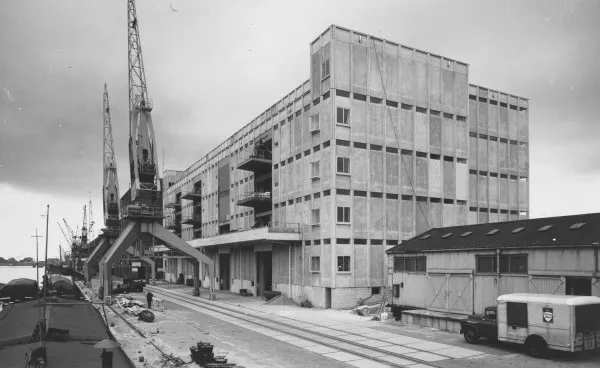 Afbeelding uit: oktober 1962. Hier was het pakhuis nog in aanbouw.
Bron afbeelding: SAA, bestand 10009A004787.