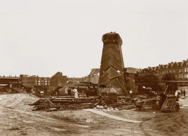 Afbeelding uit: 1931. De sloop van de molen.
Bron afbeelding: SAA, bestand OSIM00001002827.