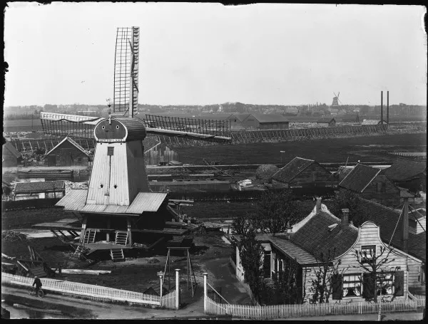 Afbeelding uit: mei 1896. Paltrokmolen Het Luipaard. De molen in de verte is De Bloem, die nog altijd aan de Haarlemmerweg staat.