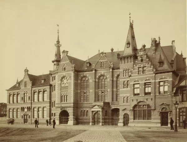 Afbeelding uit: circa 1890. De Funenkerk, met links de bijbehorende school en rechts een dienstwoning.
Bron afbeelding: SAA, bestand ANWQ00325000001.