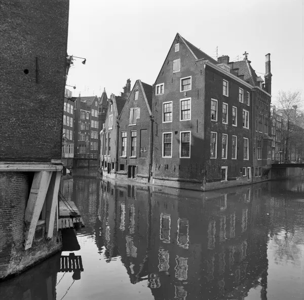 Afbeelding uit: 1979. Links is de Oudezijds Achterburgwal, rechts de Voorburgwal. Bron: collectie RCE, objectnummer 230.468.