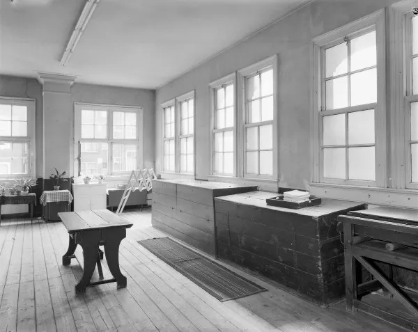 Afbeelding uit: 1979. De strijkkamer. De ramen rechts zijn aan de steeg, de ramen links kijken uit op de Oudezijds Achterburgwal. Bron: collectie RCE, objectnummer 230.471.