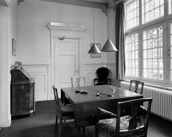 Afbeelding uit: april 2020. De regentenkamer, met vergadertafel en secretaire. Bron: collectie RCE, objectnummer 230.469.