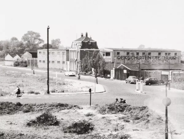 Afbeelding uit: juni 1959. Dekschuitenverhuur Hinloopen. Op de voorgrond de Spaklerweg.
Bron afbeelding: SAA, bestand 010122000646.