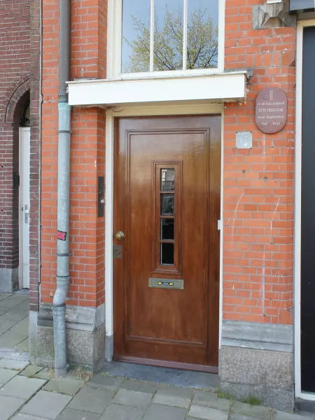 Afbeelding uit: april 2020. De deur van nummer 6, met de plaquette. "In dit huis schreef ETTY HILLESUM haar dagboeken 1941 1942"