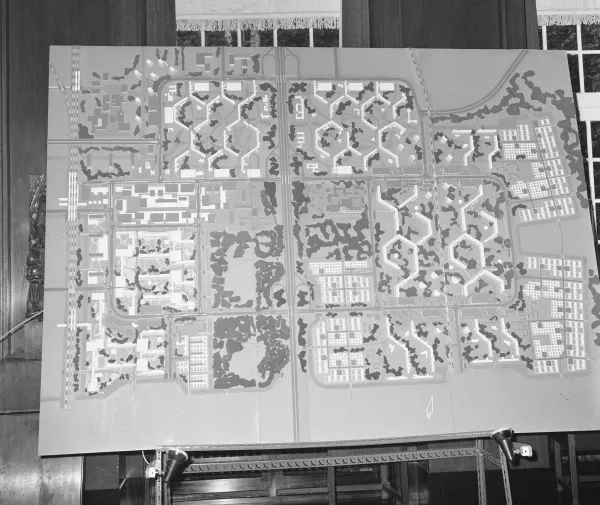 Afbeelding uit: juni 1965. De geplande nieuwe wijk op een maquette uit 1965.