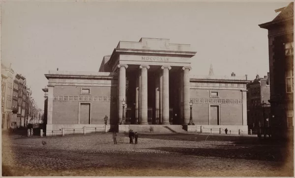 Afbeelding uit: circa 1870. De Beurs van Zocher op de Dam.
Bron afbeelding: SAA, bestand 010018000047.