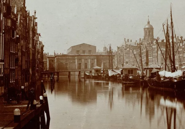 Afbeelding uit: circa 1880. Noordzijde, aan het water van het Damrak. Uitsnede van een foto uitgegeven door A. Jager.
Bron afbeelding: SAA, bestand 010094000622.