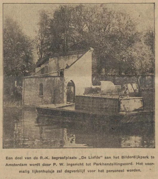 Afbeelding uit: oktober 1926. Volgens deze foto in het Algemeen Handelsblad werd het huisje in 1926 verbouwd tot dagverblijf voor personeel van het herstellingsoord in het park.