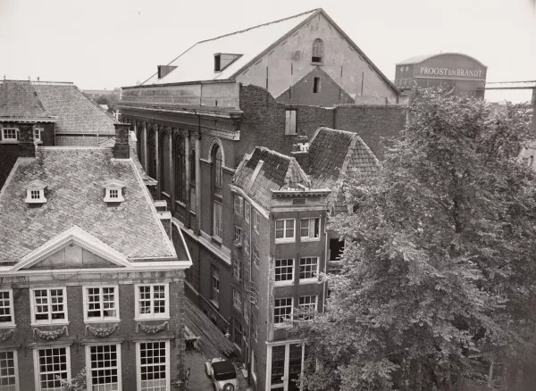 Afbeelding uit: circa 1955. Spinhuissteeg, gezien vanaf de Oudezijds Achterburgwal. Er was net begonnen aan de sloop.
Bron afbeelding: SAA, bestand OSIM00002002142.