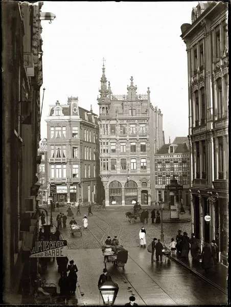 Afbeelding uit: 1893. De Bakkersstraat was destijds aanzienlijk smaller dan nu. Desondanks reed er een (paarden)tram door.
