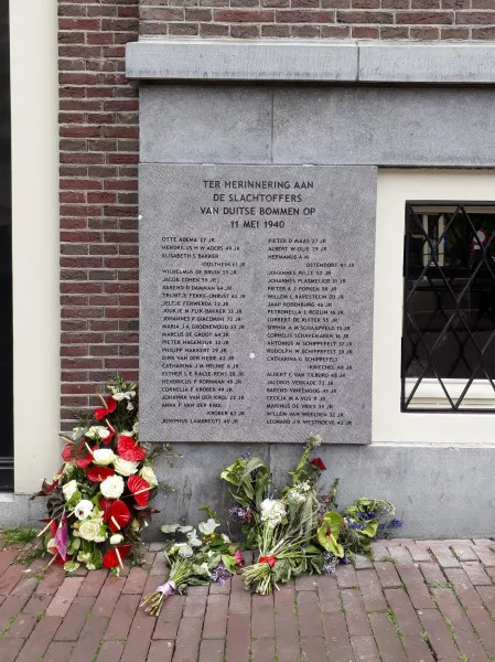 Afbeelding uit: mei 2020. Plaquette met de namen van de slachtoffers van de bommen, onthuld op 11 mei 2020.
