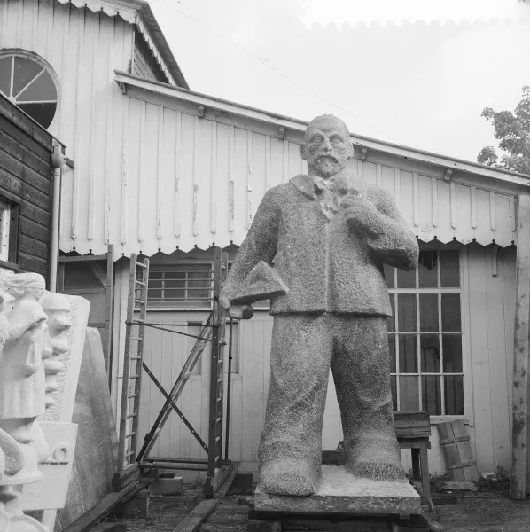 Afbeelding uit: september 1965. Het standbeeld van H.P. Berlage, op het erf van het atelier van Krop. Hier was het middelste deel van het dak van de oude remise nog niet ingestort.