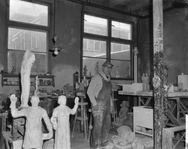 Afbeelding uit: februari 1964. De toen 80-jarige Hildo Krop in zijn atelier.