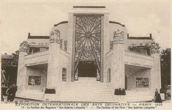 Afbeelding uit: 1925. De naam van de stijl komt van de Exposition internationale des arts décoratifs, in Parijs in 1925. Op de ansichtkaart het paviljoen van de Galeries Lafayette.