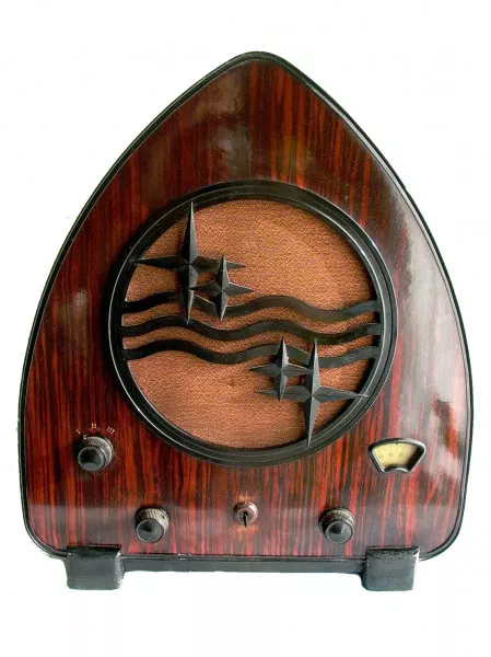 Afbeelding uit: 2006. Een voorbeeld van art deco design: Philips-radio uit 1931. (bewerkte foto)