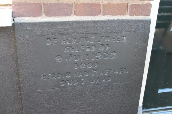 Afbeelding uit: juni 2020. Eerste steen, in de ondergevel van nummer 4. Gerrit was een kleinzoon van eigenaar Jacobus van Haeften.