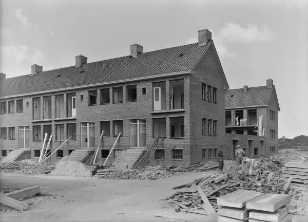 Afbeelding uit: september 1947. Op de voorgrond de huizen aan de Middelhoffstraat.
Bron afbeelding: SAA, bestand 5293FO004352.