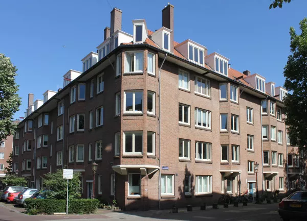 Afbeelding uit: juni 2020. Hoek Schaepmanstraat (links) - De Kempenaerstraat.