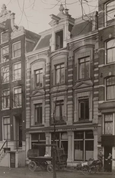 Afbeelding uit: 1921. Op het raam staat C.P. Heymeijer & Zoon. (uitsnede)
Bron afbeelding: SAA, bestand OSIM00003003305.