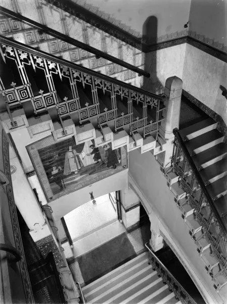 Afbeelding uit: 1932. Het trappenhuis.