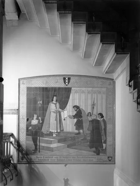 Afbeelding uit: 1932. Tegeltableau in het trappenhuis. Graaf Floris V verleent tolvrijheid aan de burgers van Amsterdam.