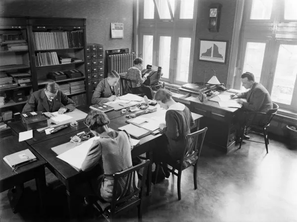 Afbeelding uit: 1932. Actuarissen aan het werk.
