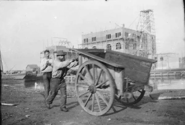 Afbeelding uit: circa 1900. Op de achtergrond is de fabriek in aanbouw, inclusief schoorsteen.