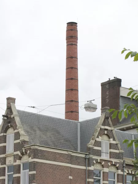 Afbeelding uit: juli 2020. De schoorsteen. Door een blikseminslag in 2008 gingen de bovenste tien meter verloren; in 2011 werd de schoorsteen herbouwd.